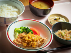 人気の油淋鶏定食♪