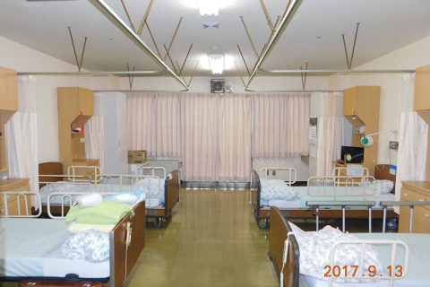 4人部屋、個人ロッカーと床頭台