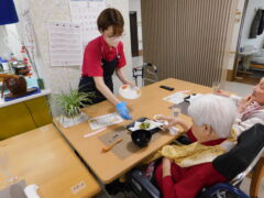 ユニットにて天ぷらを提供