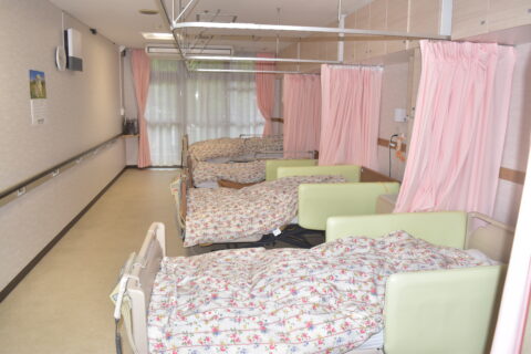 奥行のある4人部屋です。