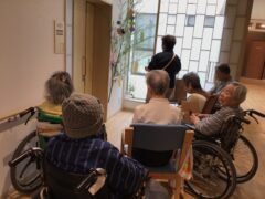 思い思いを笹の葉に飾り付け