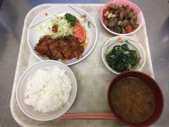 チキンカツ、みそ汁、五目豆、他