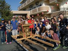 秋祭りでは苑庭にて盛大に行います。