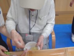 納涼祭での一コマ。そうめん流し